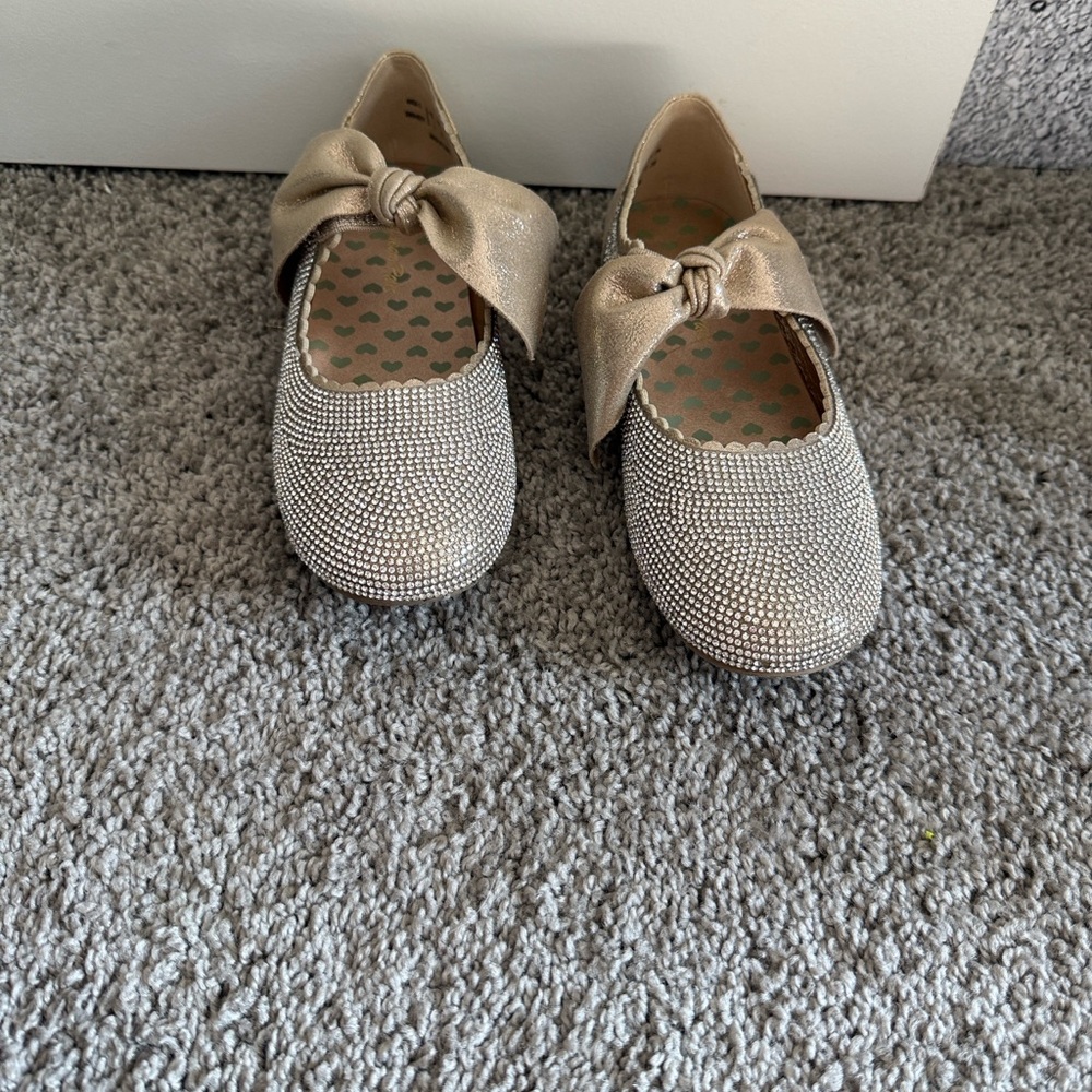 Elegant Gold Shimmer Shoes with Bow Accent